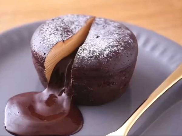 「騙された」の声も！　一見普通のフォンダンショコラだけど…？
