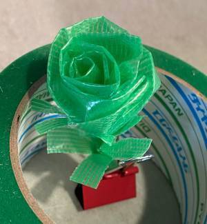 仕事の息抜きに、養生テープで…？　作ったものに「すごすぎる！」