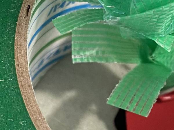 仕事の息抜きに、養生テープで…？　作ったものに「すごすぎる！」