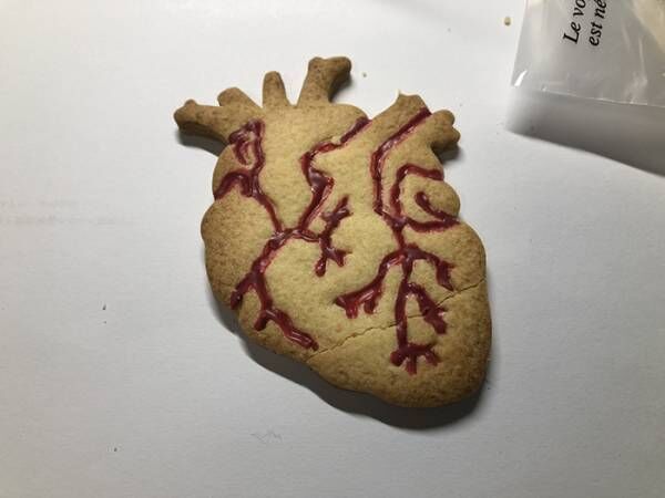 医学部生の作ったクッキーに「正気か？」　写真に「発想に吹いた」「確実に脈アリ」