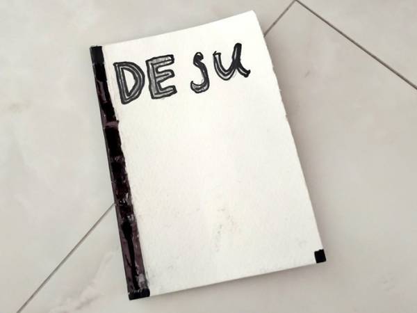 １１歳娘の机の下に落ちていた『謎のノート』　母がドキッとした理由は…！？