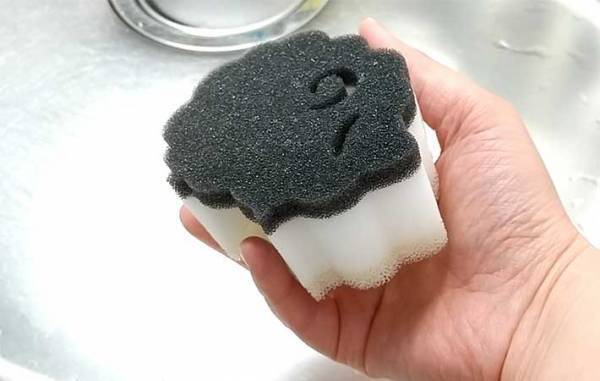 地味に置き場所に困るスポンジ　ダイソーの『キッチン商品』に「めっちゃいい」「片手でポンッ！」