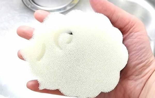 地味に置き場所に困るスポンジ　ダイソーの『キッチン商品』に「めっちゃいい」「片手でポンッ！」