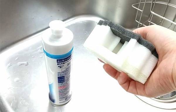 地味に置き場所に困るスポンジ　ダイソーの『キッチン商品』に「めっちゃいい」「片手でポンッ！」