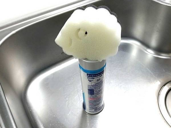 地味に置き場所に困るスポンジ　ダイソーの『キッチン商品』に「めっちゃいい」「片手でポンッ！」