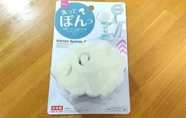地味に置き場所に困るスポンジ　ダイソーの『キッチン商品』に「めっちゃいい」「片手でポンッ！」