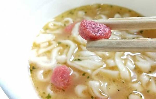 日清の『明太チーズカルボナーラうどん』　「しっかり明太子」「合わない訳がない」の声が続出！