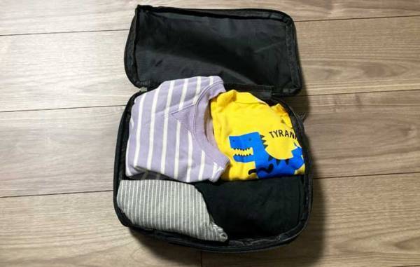 ファスナーを閉めるだけでOK！　ダイソー『圧縮バッグ』に目からウロコ