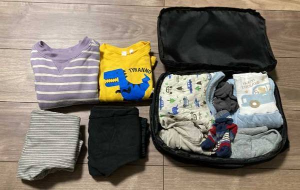 ファスナーを閉めるだけでOK！　ダイソー『圧縮バッグ』に目からウロコ