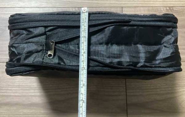 ファスナーを閉めるだけでOK！　ダイソー『圧縮バッグ』に目からウロコ