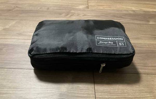 ファスナーを閉めるだけでOK！　ダイソー『圧縮バッグ』に目からウロコ