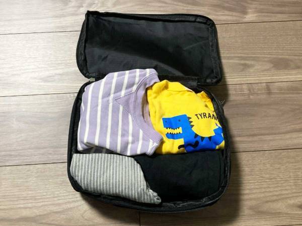 ファスナーを閉めるだけでOK！　ダイソー『圧縮バッグ』に目からウロコ