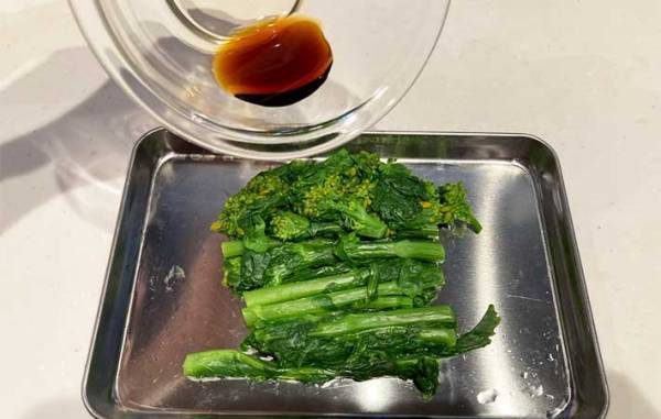 青菜のおひたしがレベルアップ！　少しの手間でおいしくなる『醤油洗い』とは？