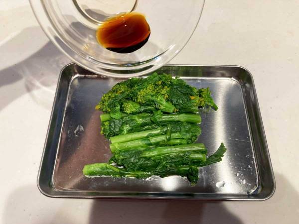 青菜のおひたしがレベルアップ！　少しの手間でおいしくなる『醤油洗い』とは？