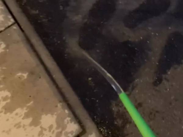 道路に水をかけると浮かび上がる『不気味な跡』　原因に「爆笑」「謎が解けた」