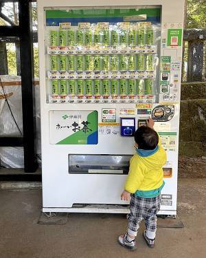自販機で「どれにしよう」と悩む２歳児　真相に「大人だけど分かる」「ツッコミ不可避」
