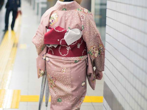 駅に到着後、着物の帯が解けた女性　すかさず直してくれたのは…　「素敵」
