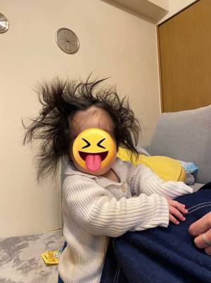 「笑いが止まらない」「実験失敗したのか！？」　１歳の娘、髪型がとんでもないことに