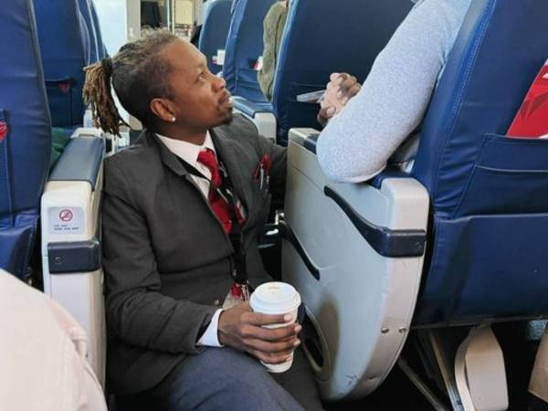 飛行機の通路に座り込む客室乗務員　理由に「素晴らしい接客」「涙が出そう」