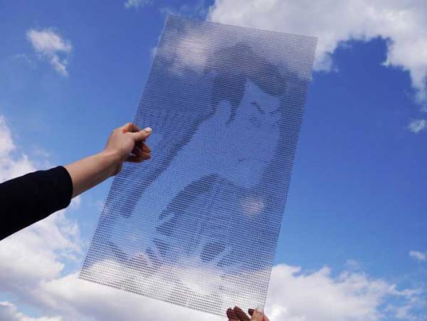 青空に浮かぶ浮世絵　近づいてみると、まさかの光景が！