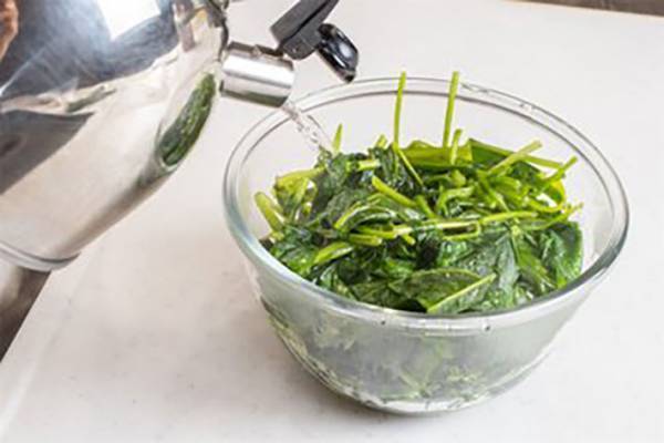 ほうれん草を買ったら、冷蔵庫に入れる前にコレをして！　知らないと３日でビタミンCが３０%減