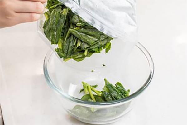 ほうれん草を買ったら、冷蔵庫に入れる前にコレをして！　知らないと３日でビタミンCが３０%減