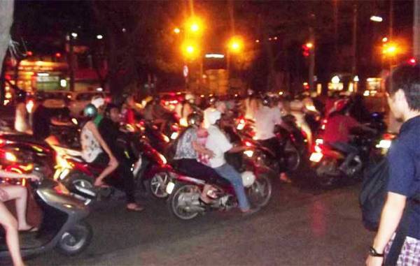 信号機が少ないベトナム　困惑した旅行者が道を渡ろうとしたら？　「ゾッとした」