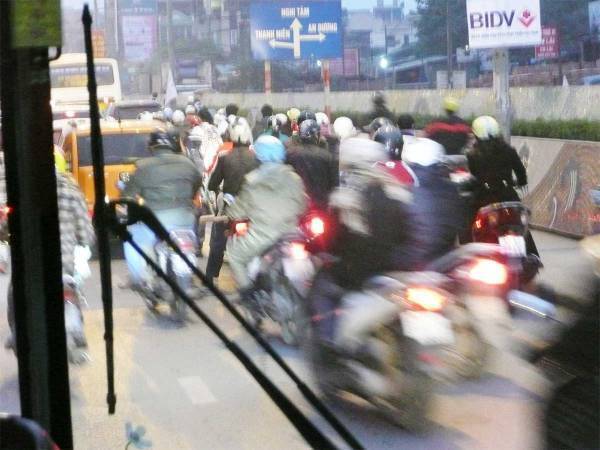 信号機が少ないベトナム　困惑した旅行者が道を渡ろうとしたら？　「ゾッとした」