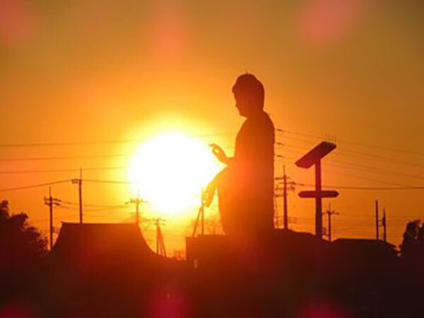 「強烈な波ァが出ていそう」　牛久大仏を横から撮った写真に、反響が上がった理由は？