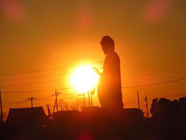 「強烈な波ァが出ていそう」　牛久大仏を横から撮った写真に、反響が上がった理由は？