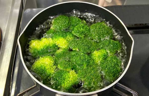「これ絶対にうまいやつ」　ブロッコリーを茹でた後に…？