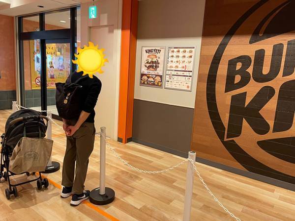 妻「ジワジワきている」　フードコートで撮影された夫の姿がこちら