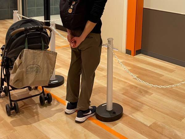 妻「ジワジワきている」　フードコートで撮影された夫の姿がこちら