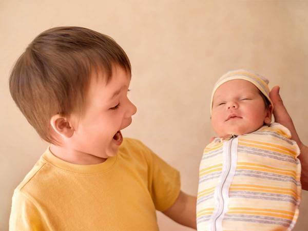 妹と初対面した自閉症の男の子　病室でとった『行動』に「なんて美しい」「分かるんだね…」