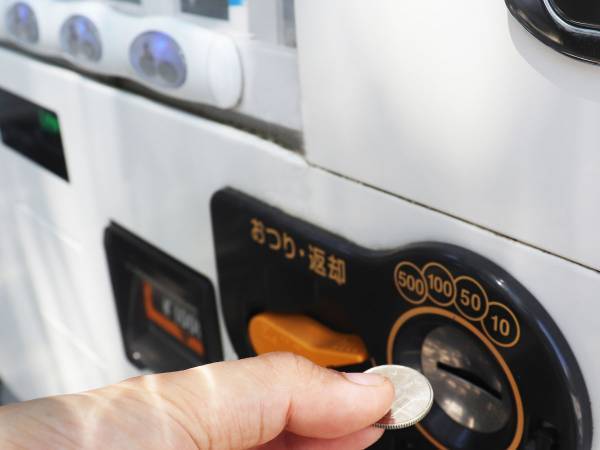 自販機会社が注意喚起　勝手に貼られていたシールに「めちゃ怖い」