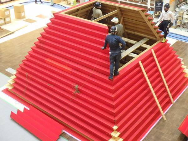 ショッピングモールで作業する人々　人形を１８００体並べると？