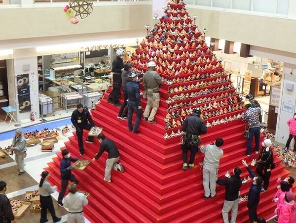 ショッピングモールで作業する人々　人形を１８００体並べると？