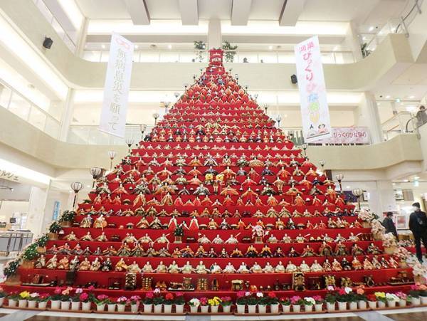 ショッピングモールで作業する人々　人形を１８００体並べると？