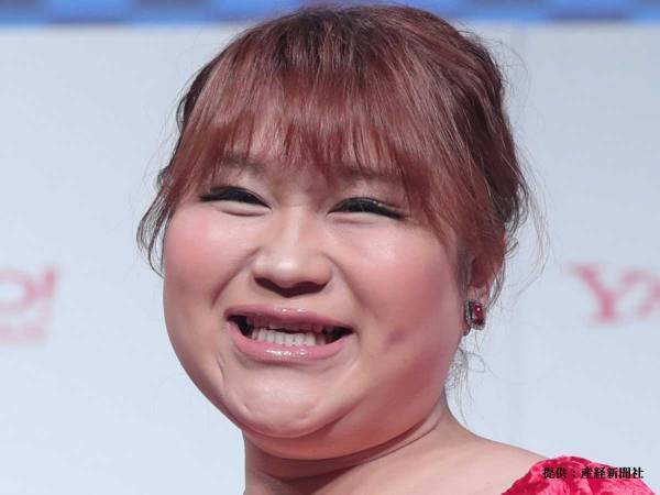 赤いドレスに茶髪が印象的なりんごちゃん　近影に「めっちゃ変わってる！」