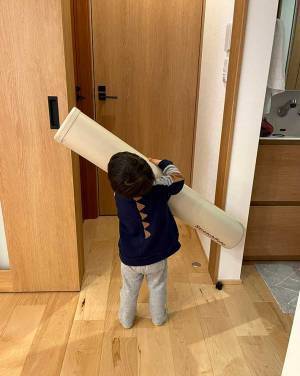 持っていた棒が、扉につっかえた２歳児　まさかの発言に「笑った」「最高」