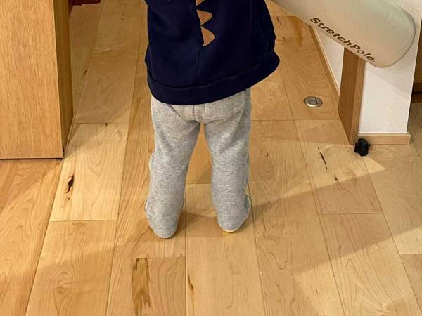 持っていた棒が、扉につっかえた２歳児　まさかの発言に「笑った」「最高」