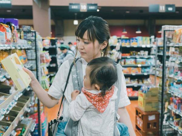 スーパーで子連れの親を見た、おばあさんの行動に「自分がされたら泣く」