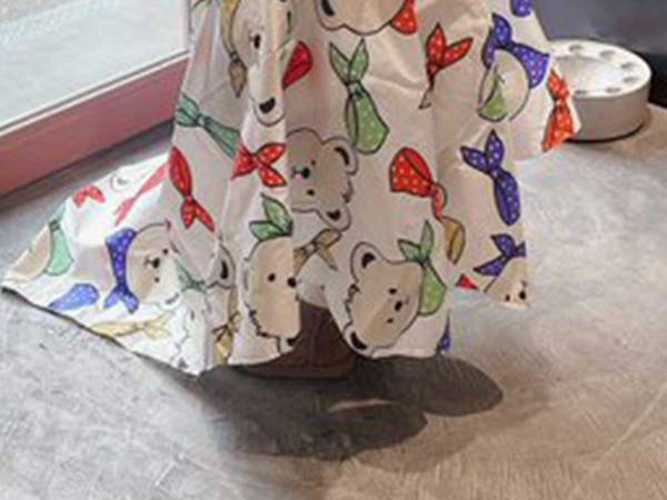 仁王立ちで散髪される２歳男児　美容院の『神対応』に「素敵！」「接客業の鑑」