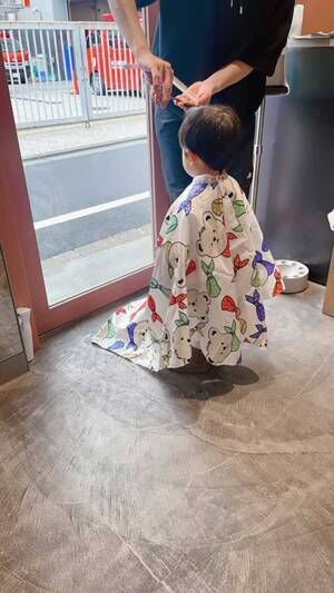 仁王立ちで散髪される２歳男児　美容院の『神対応』に「素敵！」「接客業の鑑」