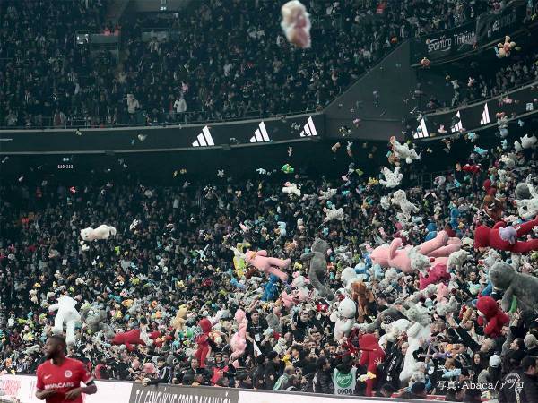 サッカーの試合中、グラウンドへの『投げ入れ行為』に世界中が感動