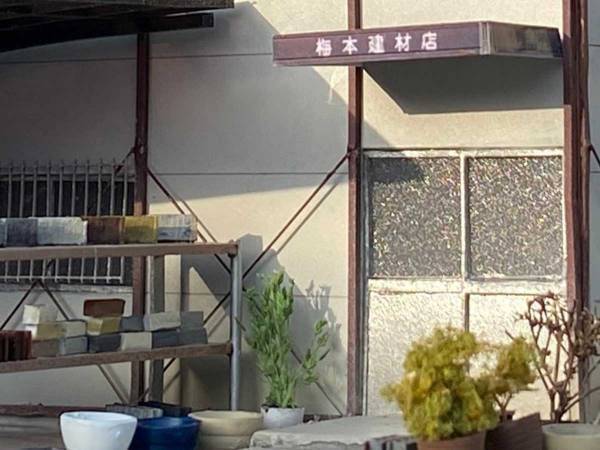 何の変哲もない、プレハブ社屋だが…？　写真の左上に写るモノに「びっくりした！」「目を疑った」