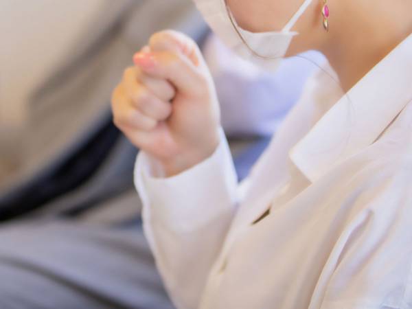 電車内でくしゃみをしたタレント　正面にいた男性の行動に「とてもショック」