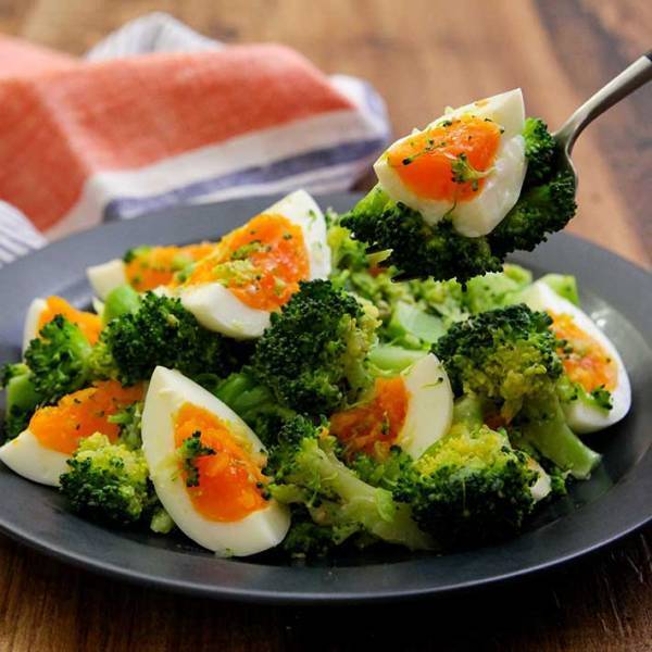 「めっちゃうまい！」「筋トレにもいいね」　チンして混ぜるだけ、ブロッコリーのレシピとは？