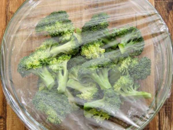 「めっちゃうまい！」「筋トレにもいいね」　チンして混ぜるだけ、ブロッコリーのレシピとは？
