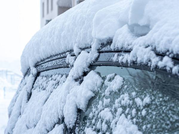 これよりも絶望な状況ある？　暴風雪後の清々しい朝に撮られた動画に「ドンマイ」の声